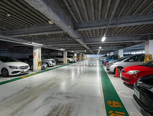 駐車場内の様子が見える写真