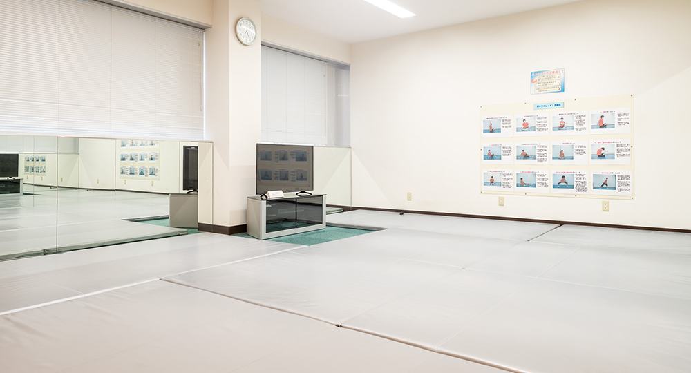 ストレッチマットが敷かれたエリアの写真