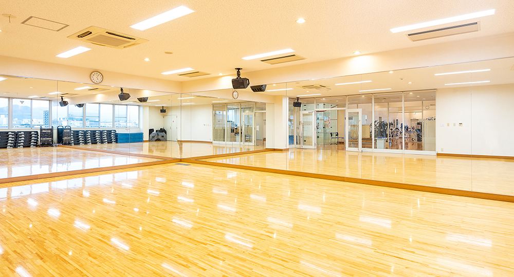 鏡張りで明るく広々としたスタジオの施設写真